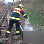 Muž se posadil do kolejiště a počkal na příjezd vlaku