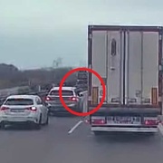 Ve velmi sledovaném případu střelby na kamion byli dnes obviněni dva muži
