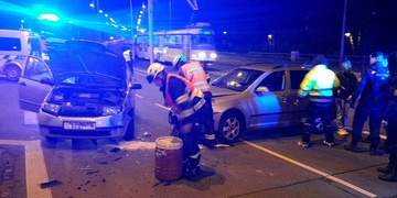 Dopravní nehoda na křižovatce Na Chmelnicích a Karlovarská