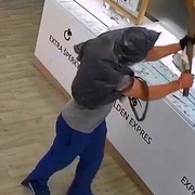 S baseballovou pálkou přepadl zlatnictví