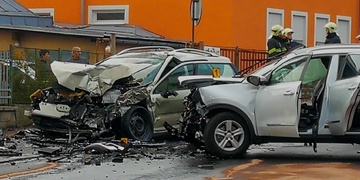 Čelní střet aut, dokonce sedm zraněných najednou