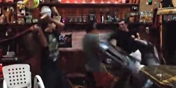 Ukrajinec líbal, pokousal a zbil několik hostů