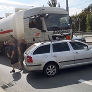 Střet cisterny s osobním vozem u Rondelu