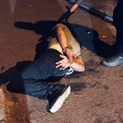 Nejprve s nožem v ruce přepadl dítě, pak vyhrožoval smrtí svědkům a nakonec napadl policistu