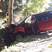 Po smyku čelně narazila do stromu