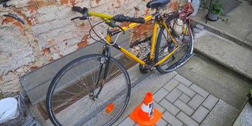 Motocyklista srazil seniora na kole a z místa ujel