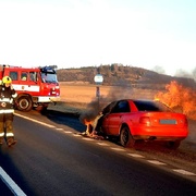 Pořádný šok zažil včera řidič, pod kterým začalo za jízdy hořet auto