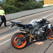 Motocyklista narazil do domu