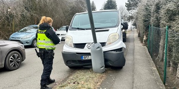 Řidiči ujela dodávka a střetla se sloupem veřejného osvětlení