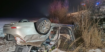 Osobní vozidlo vyletělo z dálnice a skončilo na střeše