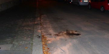 Muž schválně srazil ženu autem!