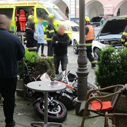 Motorkář i se strojem skončil na terase kavárny