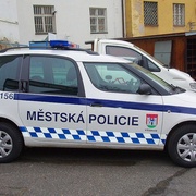 Opilý muž srazil před školou strážníka MP dohlížejícího na děti a z místa nehody ujel