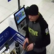 Znáte muže na fotografiích?