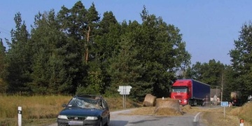 Na osobní vůz spadl z jedoucího traktoru balík slámy