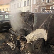 Požár auta na náměstí v Bezdružicích