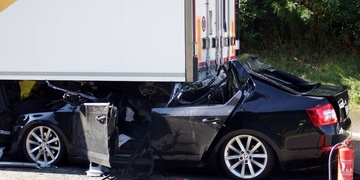 Nepozorného řidiče náraz do kamionu zabil na místě