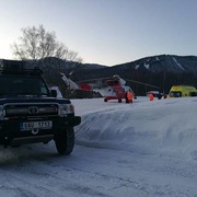 Dívka narazila na lyžích do stromu a vážně se zranila