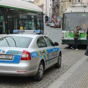 Malé dítě se samo vydalo na projížďku trolejbusem