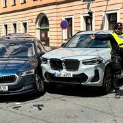 Dopravní nehoda komplikuje průjezd rušnou křižovatkou