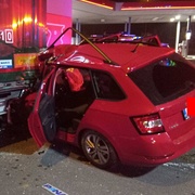 Opilý řidič vletěl na čerpací stanici jako tajfun