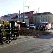 Nákladní auto se převrátilo na mostě v Plzni
