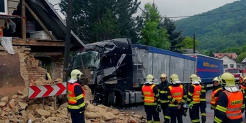 První kamion zbořil část domu, do něj pak narazil druhý