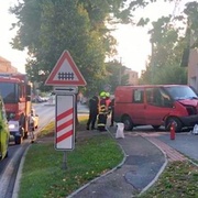 Řidič nezvládl dodávku, vyjel na chodník a přerazil sloup elektrického vedení