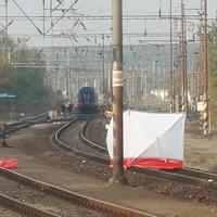 Vlak v Plzni srazil a na místě usmrtil člověka