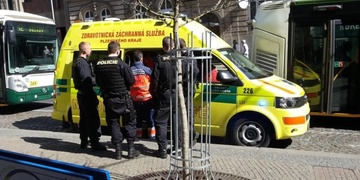 Policisté zasahují na Americké třídě proti rozvášněné feťačce