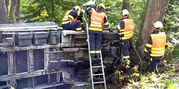 Po vyjetí ze silnice se dodávka převrátila