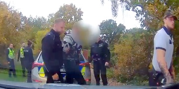 Motorkář se pokoušel policii ujet za každou cenu