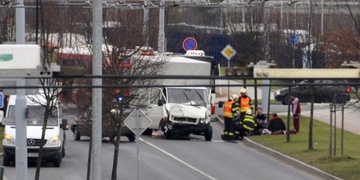 Sražená žena i nabouraný autobus MHD. V Plzni se bourá a jsou i vážně zranění.