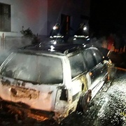 Auto někdo zapálil úmyslně