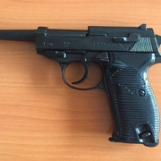 Dal mi pistoli k hlavě a mačkal spoušť!