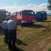 Hořící auto u lesa uhasili zaměstnanci vodáren a kanalizací vodou ze své cisterny