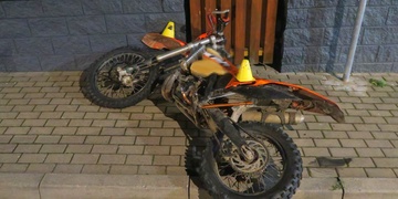 Opilý motorkář nezvládl řízení a naboural do domu