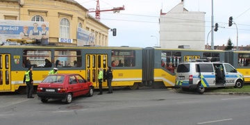 Střet dvou osobních automobilů zablokoval tramvaje na Skvrňany