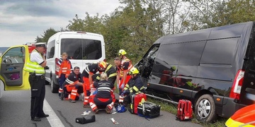 Střet dvou dodávek a nákladního vozu na D5