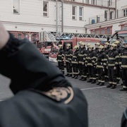 Hasiči dnes uctili minutou ticha památku obětí útoku vyšinutého vraha