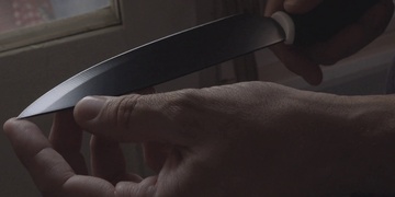 S nožem v ruce opilec vyhrožoval sousedům podříznutím a useknutím hlavy