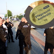 Další velká razie revizorů se dnes ráno prohnala Karlovem