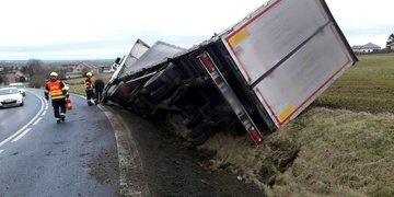 Kamion skončil mimo vozovku