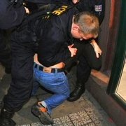 Policista v civilu chtěl pomoct napadené ženě – zlámali mu za to kosti v obličeji!