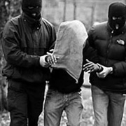 „Jestli chcete přítele nazpátek, nevolejte policii“