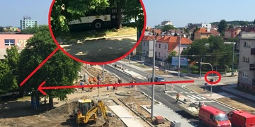 Řidiči ujel trolejbus i s cestujícími a maminkou s kočárkem!