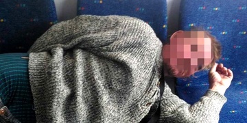 Ze vzteku se před lidmi pomočil a vykálel