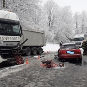 Řidič osobního vozu střet s kamionem nepřežil