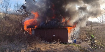 Požár stavební buňky zaměstnal čtyři jednotky hasičů