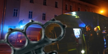 Boxerem zlomená čelist a posekání nožem